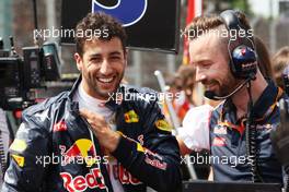 Daniel Ricciardo (AUS) Red Bull Racing with Simon Rennie (GBR) Red Bull Racing Race Engineer on the grid. 24.07.2016. Formula 1 World Championship, Rd 11, Hungarian Grand Prix, Budapest, Hungary, Race Day.