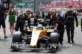 Jolyon Palmer (GBR) Renault Sport F1 Team RS16 on the grid. 04.09.2016. Formula 1 World Championship, Rd 14, Italian Grand Prix, Monza, Italy, Race Day.