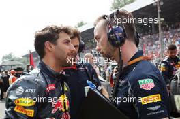 Daniel Ricciardo (AUS) Red Bull Racing with Simon Rennie (GBR) Red Bull Racing Race Engineer on the grid. 04.09.2016. Formula 1 World Championship, Rd 14, Italian Grand Prix, Monza, Italy, Race Day.