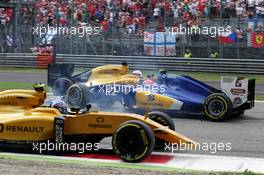 Crash involving Jolyon Palmer (GBR) Renault Sport F1 Team RS16, Felipe Nasr (BRA) Sauber C35, and Kevin Magnussen (DEN) Renault Sport F1 Team RS16. 04.09.2016. Formula 1 World Championship, Rd 14, Italian Grand Prix, Monza, Italy, Race Day.