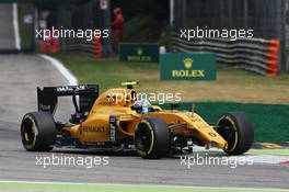 Jolyon Palmer (GBR) Renault Sport F1 Team RS16 with a broken front wing. 04.09.2016. Formula 1 World Championship, Rd 14, Italian Grand Prix, Monza, Italy, Race Day.