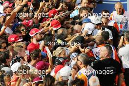 Lewis Hamilton (GBR) Mercedes AMG F1 with fans. 01.09.2016. Formula 1 World Championship, Rd 14, Italian Grand Prix, Monza, Italy, Preparation Day.