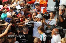 Lewis Hamilton (GBR) Mercedes AMG F1 with fans. 01.09.2016. Formula 1 World Championship, Rd 14, Italian Grand Prix, Monza, Italy, Preparation Day.