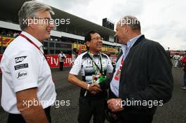 Ron Dennis (GBR) McLaren Executive Chairman (Right) with Tetsuya Shoji (JPN) Chief Executive Officer and President of NTT Communications Corporation (Centre).` 09.10.2016. Formula 1 World Championship, Rd 17, Japanese Grand Prix, Suzuka, Japan, Race Day.