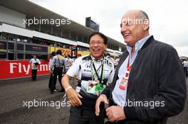 Ron Dennis (GBR) McLaren Executive Chairman (Right) with Tetsuya Shoji (JPN) Chief Executive Officer and President of NTT Communications Corporation. 09.10.2016. Formula 1 World Championship, Rd 17, Japanese Grand Prix, Suzuka, Japan, Race Day.