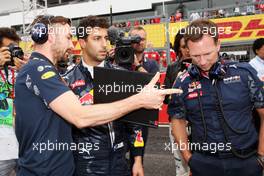 (L to R): Simon Rennie (GBR) Red Bull Racing Race Engineer with Daniel Ricciardo (AUS) Red Bull Racing and Christian Horner (GBR) Red Bull Racing Team Principal on the grid. 09.10.2016. Formula 1 World Championship, Rd 17, Japanese Grand Prix, Suzuka, Japan, Race Day.