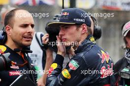 Max Verstappen (NLD) Red Bull Racing with Gianpiero Lambiase (ITA) Red Bull Racing Engineer on the grid. 09.10.2016. Formula 1 World Championship, Rd 17, Japanese Grand Prix, Suzuka, Japan, Race Day.