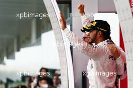 Lewis Hamilton (GBR) Mercedes AMG F1 on the podium. 09.10.2016. Formula 1 World Championship, Rd 17, Japanese Grand Prix, Suzuka, Japan, Race Day.