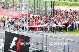 The fans head to the podium. 09.10.2016. Formula 1 World Championship, Rd 17, Japanese Grand Prix, Suzuka, Japan, Race Day.