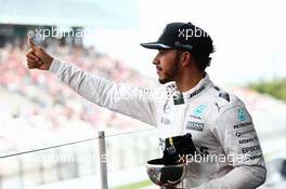 Lewis Hamilton (GBR) Mercedes AMG F1 celebrates his third position on the podium. 09.10.2016. Formula 1 World Championship, Rd 17, Japanese Grand Prix, Suzuka, Japan, Race Day.