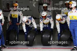 Sauber F1 Team mechanics practice a pit stop. 09.10.2016. Formula 1 World Championship, Rd 17, Japanese Grand Prix, Suzuka, Japan, Race Day.