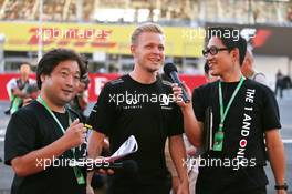 Kevin Magnussen (DEN) Renault Sport F1 Team addresses the fans in the grandstand. 06.10.2016. Formula 1 World Championship, Rd 17, Japanese Grand Prix, Suzuka, Japan, Preparation Day.