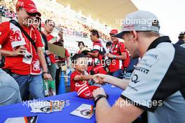 Nico Hulkenberg (GER) Sahara Force India F1 with fans. 06.10.2016. Formula 1 World Championship, Rd 17, Japanese Grand Prix, Suzuka, Japan, Preparation Day.