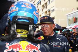 (L to R): Daniel Ricciardo (AUS) Red Bull Racing with Dr Helmut Marko (AUT) Red Bull Motorsport Consultant on the grid. 29.05.2015. Formula 1 World Championship, Rd 6, Monaco Grand Prix, Monte Carlo, Monaco, Race Day.