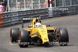Kevin Magnussen (DEN) Renault Sport F1 Team RS16 with a broken front wing. 29.05.2015. Formula 1 World Championship, Rd 6, Monaco Grand Prix, Monte Carlo, Monaco, Race Day.