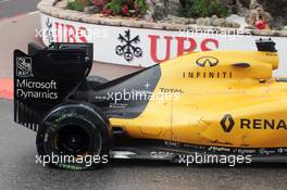 Kevin Magnussen (DEN) Renault Sport F1 Team RS16 with a puncture. 29.05.2015. Formula 1 World Championship, Rd 6, Monaco Grand Prix, Monte Carlo, Monaco, Race Day.