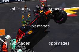 Daniel Ricciardo (AUS) Red Bull Racing RB12 passes the RB12 of his team mate Max Verstappen (NLD), who crashed out of qualifying. 28.05.2016. Formula 1 World Championship, Rd 6, Monaco Grand Prix, Monte Carlo, Monaco, Qualifying Day.