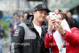 Nico Rosberg (GER) Mercedes AMG F1 with a fan. 28.10.2016. Formula 1 World Championship, Rd 19, Mexican Grand Prix, Mexico City, Mexico, Practice Day.