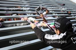 Sergio Perez (MEX) Sahara Force India F1 with fans. 28.10.2016. Formula 1 World Championship, Rd 19, Mexican Grand Prix, Mexico City, Mexico, Practice Day.