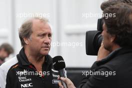 Robert Fernley (GBR) Sahara Force India F1 Team Deputy Team Principal with the media. 28.10.2016. Formula 1 World Championship, Rd 19, Mexican Grand Prix, Mexico City, Mexico, Practice Day.