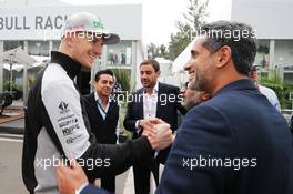(L to R): Nico Hulkenberg (GER) Sahara Force India F1 with Sheikh Salman bin Isa Al-Khalifa (BRN) Chief Executive of Bahrain International Circuit. 28.10.2016. Formula 1 World Championship, Rd 19, Mexican Grand Prix, Mexico City, Mexico, Practice Day.