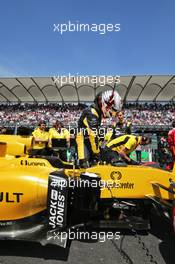 Kevin Magnussen (DEN) Renault Sport F1 Team RS16 on the grid. 30.10.2016. Formula 1 World Championship, Rd 19, Mexican Grand Prix, Mexico City, Mexico, Race Day.