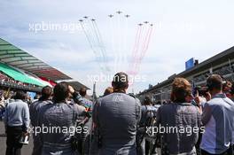 Manor Racing on the grid as an air display flies over. 30.10.2016. Formula 1 World Championship, Rd 19, Mexican Grand Prix, Mexico City, Mexico, Race Day.