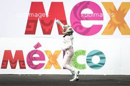 Race winner Lewis Hamilton (GBR) Mercedes AMG F1 celebrates in parc ferme. 30.10.2016. Formula 1 World Championship, Rd 19, Mexican Grand Prix, Mexico City, Mexico, Race Day.