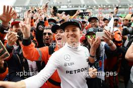 Nico Rosberg (GER) Mercedes AMG F1 with fans. 30.10.2016. Formula 1 World Championship, Rd 19, Mexican Grand Prix, Mexico City, Mexico, Race Day.