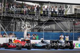 Race winner Lewis Hamilton (GBR) Mercedes AMG F1 W07 Hybrid celebrates a the end of the race. 30.10.2016. Formula 1 World Championship, Rd 19, Mexican Grand Prix, Mexico City, Mexico, Race Day.