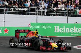 Daniel Ricciardo (AUS) Red Bull Racing RB12 waves to the crowd at the end of the race. 30.10.2016. Formula 1 World Championship, Rd 19, Mexican Grand Prix, Mexico City, Mexico, Race Day.