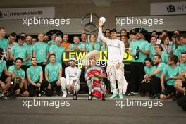 Race winner Lewis Hamilton (GBR) Mercedes AMG F1 and second placed team mate Nico Rosberg (GER) Mercedes AMG F1 celebrate with the team. 30.10.2016. Formula 1 World Championship, Rd 19, Mexican Grand Prix, Mexico City, Mexico, Race Day.
