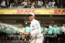 Race winner Lewis Hamilton (GBR) Mercedes AMG F1 celebrates with the team. 30.10.2016. Formula 1 World Championship, Rd 19, Mexican Grand Prix, Mexico City, Mexico, Race Day.