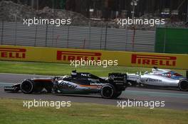 Sergio Perez (MEX) Force India F1 VJM09 and Felipe Massa (BRA) Williams Martini Racing FW38. 30.10.2016. Formula 1 World Championship, Rd 19, Mexican Grand Prix, Mexico City, Mexico, Race Day.