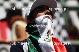 A fan. 29.10.2016. Formula 1 World Championship, Rd 19, Mexican Grand Prix, Mexico City, Mexico, Qualifying Day.