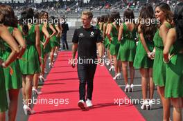 Kevin Magnussen (DEN) Renault Sport F1 Team on the drivers parade. 30.10.2016. Formula 1 World Championship, Rd 19, Mexican Grand Prix, Mexico City, Mexico, Race Day.
