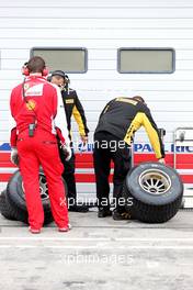 Pirelli technicians 25.01.2016. Formula One Pirelli Wet Weather Testing, Paul Ricard, France. Monday.