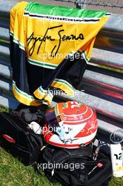 Felipe Nasr (BRA) Sauber F1 Team pays tribute to Ayrton Senna on the grid. 01.05.2016. Formula 1 World Championship, Rd 4, Russian Grand Prix, Sochi Autodrom, Sochi, Russia, Race Day.