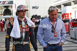 (L to R): Carlos Sainz Jr (ESP) Scuderia Toro Rosso with his father Carlos Sainz (ESP). 01.05.2016. Formula 1 World Championship, Rd 4, Russian Grand Prix, Sochi Autodrom, Sochi, Russia, Race Day.