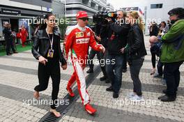 Kimi Raikkonen (FIN) Ferrari with his wife Minttu Virtanen (FIN). 30.04.2016. Formula 1 World Championship, Rd 4, Russian Grand Prix, Sochi Autodrom, Sochi, Russia, Qualifying Day.