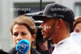 Lewis Hamilton (GBR) Mercedes AMG F1 with the media. 30.04.2016. Formula 1 World Championship, Rd 4, Russian Grand Prix, Sochi Autodrom, Sochi, Russia, Qualifying Day.