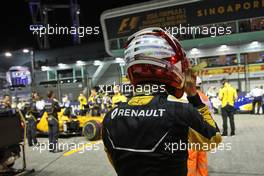 Kevin Magnussen (DEN) Renault Sport F1 Team RS16 on the grid. 18.09.2016. Formula 1 World Championship, Rd 15, Singapore Grand Prix, Marina Bay Street Circuit, Singapore, Race Day.