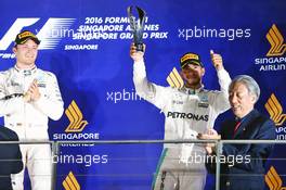 Lewis Hamilton (GBR) Mercedes AMG F1 celebrates his third position on the podium. 18.09.2016. Formula 1 World Championship, Rd 15, Singapore Grand Prix, Marina Bay Street Circuit, Singapore, Race Day.