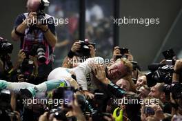 Race winner Nico Rosberg (GER) Mercedes AMG F1 celebrates with the team. 18.09.2016. Formula 1 World Championship, Rd 15, Singapore Grand Prix, Marina Bay Street Circuit, Singapore, Race Day.