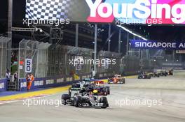A marshal runs along the circuit as Nico Rosberg (GER) Mercedes AMG F1 W07 Hybrid leads at the restart. 18.09.2016. Formula 1 World Championship, Rd 15, Singapore Grand Prix, Marina Bay Street Circuit, Singapore, Race Day.