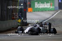 Valtteri Bottas (FIN) Williams FW38 with a puncture at the start of the race. 18.09.2016. Formula 1 World Championship, Rd 15, Singapore Grand Prix, Marina Bay Street Circuit, Singapore, Race Day.