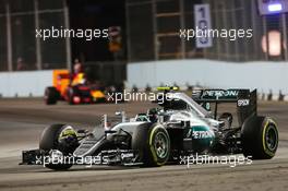 Nico Rosberg (GER) Mercedes AMG F1 W07 Hybrid leads Daniel Ricciardo (AUS) Red Bull Racing RB12. 18.09.2016. Formula 1 World Championship, Rd 15, Singapore Grand Prix, Marina Bay Street Circuit, Singapore, Race Day.