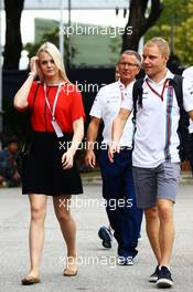 Valtteri Bottas (FIN) Williams with his wife Emilia Bottas (FIN). 17.09.2016. Formula 1 World Championship, Rd 15, Singapore Grand Prix, Marina Bay Street Circuit, Singapore, Qualifying Day.