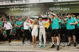 Nico Rosberg (GER) Mercedes AMG F1 celebrates his World Championship with wife Vivian Rosberg (GER) and the team. 27.11.2016. Formula 1 World Championship, Rd 21, Abu Dhabi Grand Prix, Yas Marina Circuit, Abu Dhabi, Race Day.