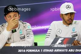 (L to R): Nico Rosberg (GER) Mercedes AMG F1 with team mate Lewis Hamilton (GBR) Mercedes AMG F1 in the FIA Press Conference. 27.11.2016. Formula 1 World Championship, Rd 21, Abu Dhabi Grand Prix, Yas Marina Circuit, Abu Dhabi, Race Day.